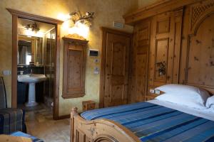 罗卡拉索Hotel Le Ortensie的卧室配有床和盥洗盆