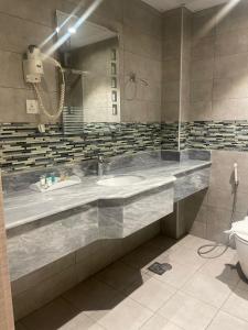 麦地那فندق دان البلاتيني的一间带大水槽和卫生间的浴室