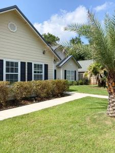 弗利Spacious Home near Gulf Shores & Orange Beach的人行道旁的棕榈树房子