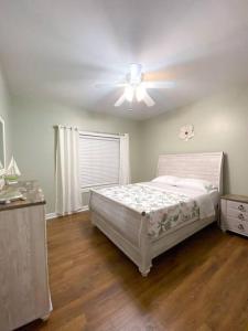 弗利Spacious Home near Gulf Shores & Orange Beach的一间卧室配有一张床和吊扇