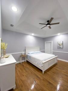 弗利Spacious Home near Gulf Shores & Orange Beach的一间卧室配有一张床和吊扇