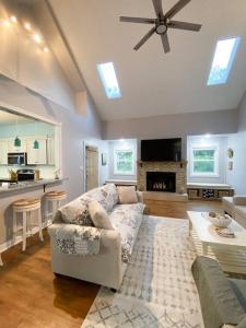 弗利Spacious Home near Gulf Shores & Orange Beach的一间带白色沙发的客厅和一间厨房