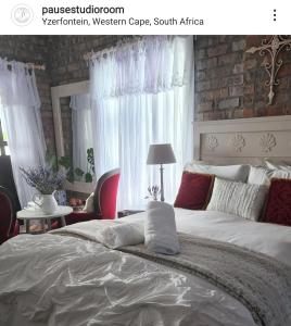 伊泽芳登Pause Studio Room Yzerfontein的卧室配有白色大床和白色窗帘
