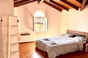 卢加诺Casa Alta的一间卧室设有一张大床和一个窗户。