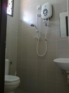 关丹潘家民宿的带淋浴的浴室(带卫生间和水槽)