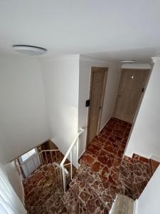 科巴罗A Casa de Santos的一间设有楼梯的房间,设有石地板和门