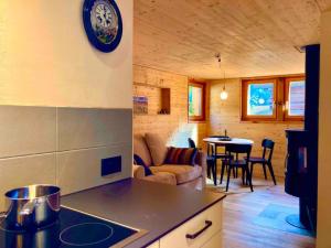 OscoLA CÀ NOVA. South Switzerland cozy gate away.的小木屋内的厨房和客厅