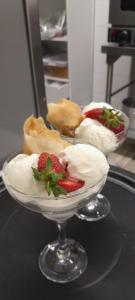 波罗瓜尼Sasavona Boutique Hotel的装满奶油和草莓的玻璃碗