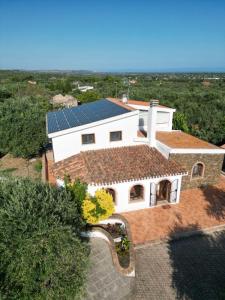 索尔索Villa Maddalena guest house的屋顶上太阳能电池板房子的空中景观