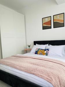 布加勒斯特Orhideea Central Apartments的一间卧室配有一张大床和两个枕头
