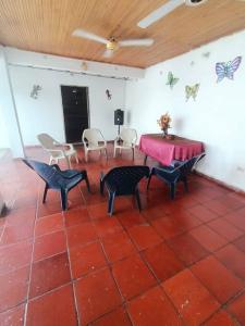 圣玛尔塔Hospedaje Doña Victoria的一间设有桌椅和蝴蝶的房间