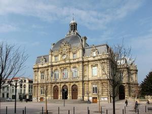 图尔昆Appt cosy en cœur de ville proche Lille - 15 min的一座大建筑,上面有一个钟