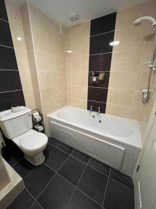戈尔韦Hillcrest Lodge, Private apartment on Lough Corrib, Oughterard的浴室配有白色浴缸和卫生间。