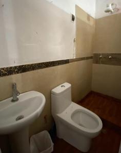 卡哈马卡Mindepartamento Céntrico的浴室配有白色卫生间和盥洗盆。