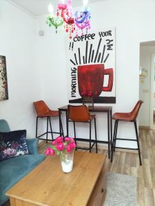 马德里El Coqueto de Vallecas的客厅配有咖啡桌和椅子