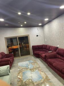 杰拉什Raghad Chalet的客厅配有红色沙发和地毯