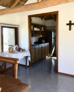 里韦拉Casa de campo的厨房配有白色的桌子和冰箱。