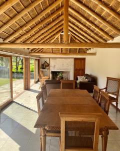 里韦拉Casa de campo的一间带桌子和壁炉的用餐室