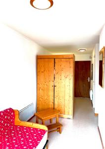 德沃吕伊APPARTEMENT CHALETS DU SUPER D的一间设有床铺和木门的房间