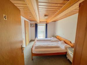 SelmHotel Bollerott的一间卧室设有两张床和窗户。