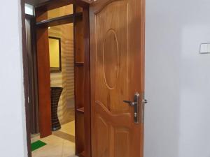 坎帕拉Travel Sanctuary Residence - Uganda的走廊的木门