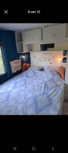 HoekBohemia的一间卧室配有一张带蓝色墙壁的大床