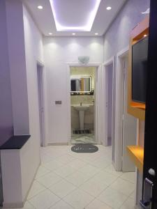 阿加迪尔أكادير حي السلام的一间白色客房,配有电视和浴室