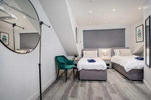 谢菲尔德Spacious, High Spec & Modern House by Ark SA的小房间设有两张床和镜子