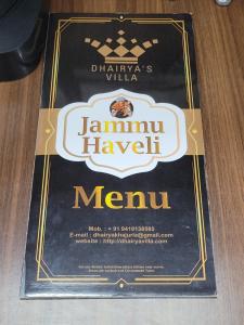 贾姆穆Dhairya's Villa Home Away From Home的餐桌上的马努维亚酒馆菜单