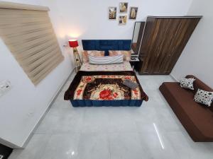 贾姆穆Dhairya's Villa Home Away From Home的一间卧室,配有两张床