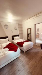 巴黎HOTEL LOUVAIN的一间卧室配有两张床和镜子