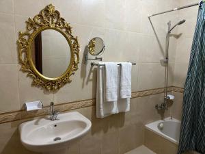 瓦迪穆萨Marvel Hostel的浴室配有盥洗盆、镜子和浴缸