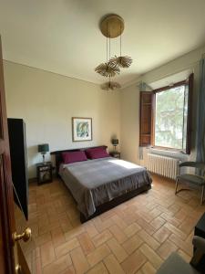 比萨Villa Natalina B&B的一间卧室设有一张大床和一个窗户。
