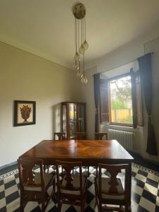 比萨Villa Natalina B&B的一间带木桌和椅子的用餐室