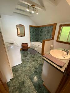 Ascot CornerL'Oasis的带浴缸、水槽和浴缸的浴室
