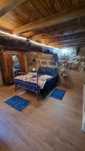 拉梅戈Casa da Relva inspirado em Harry Potter的一间设有两张双层床的卧室,位于一间蓝色地毯的房间内