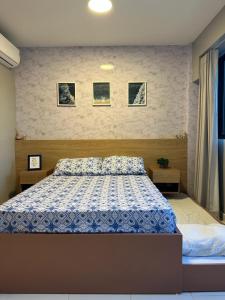 伊波茹卡Mana Beach Experience的一间卧室配有一张带蓝色和白色棉被的床