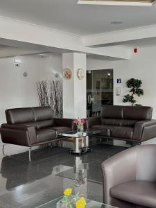 卡尔达斯达·赖尼亚欧亚酒店的大堂设有两张皮沙发和一张桌子