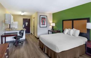 米德瓦尔长居美国酒店 - 盐湖城 - 联合公园的酒店客房设有一张大床和一张书桌。