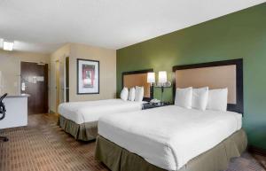 圣巴巴拉圣巴巴拉长期入住卡勒皇家酒店的绿墙旅馆客房的两张床