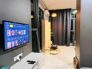 安邦1 Dream Home @ Liberty Arc Studio 新时代日本风享受阳台吉隆玻夜景的客厅设有壁挂式平面电视。