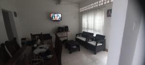 吉拉尔多特Casa acogedora en girardot的客厅配有椅子和墙上的电视