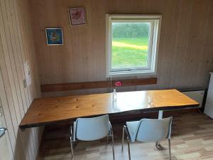 NibeLundby Camping的窗户客房内的大木桌