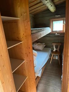 NibeLundby Camping的小屋内一间卧室配有双层床