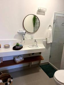 彼得罗波利斯Casa em Secretário (@chacaradosolsecretario)的一间带水槽和镜子的浴室