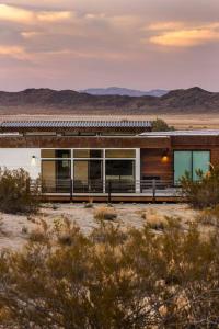 约书亚树Panoramic Heaven - Luxury Designer Property w Spa的沙漠中一座建筑