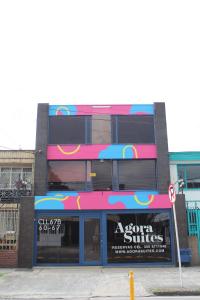 波哥大Agora Suites Self-Service Boutique Hotel的商店前面有五彩缤纷的建筑