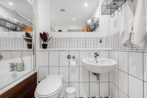 伯明翰Oriental Suite 2 BED 2 BATH Netflix and FREE Parking, GAMES- MAIHOM的白色的浴室设有卫生间和水槽。