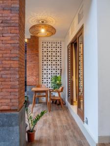 乌布Arumasta Ubud的一间设有桌子和砖墙的房间