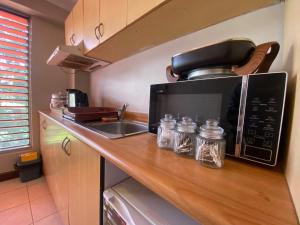 苏瓦Island Travelers Accommodation的厨房配有水槽和微波炉